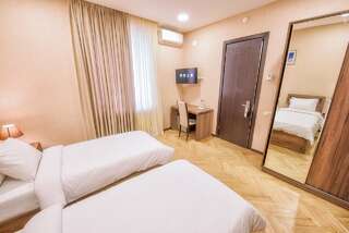 Отель Green Corner Hotel Тбилиси Двухместный номер с 1 кроватью или 2 отдельными кроватями-9