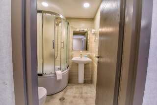 Отель Green Corner Hotel Тбилиси Стандартный трехместный номер-12