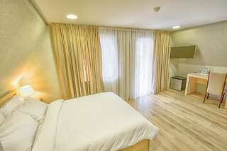 Отель Green Corner Hotel Тбилиси Двухместный номер с 1 кроватью и балконом-11